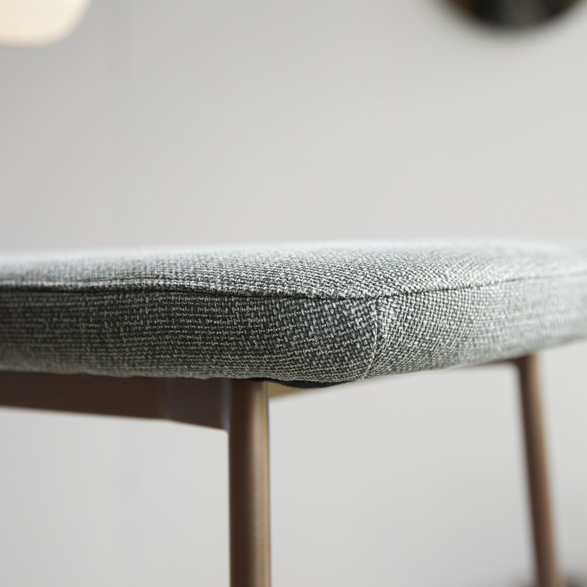 Yutapi - Chaise de bar linen green en chêne massif Yutapi - Chaise de bar linen green en chêne massif