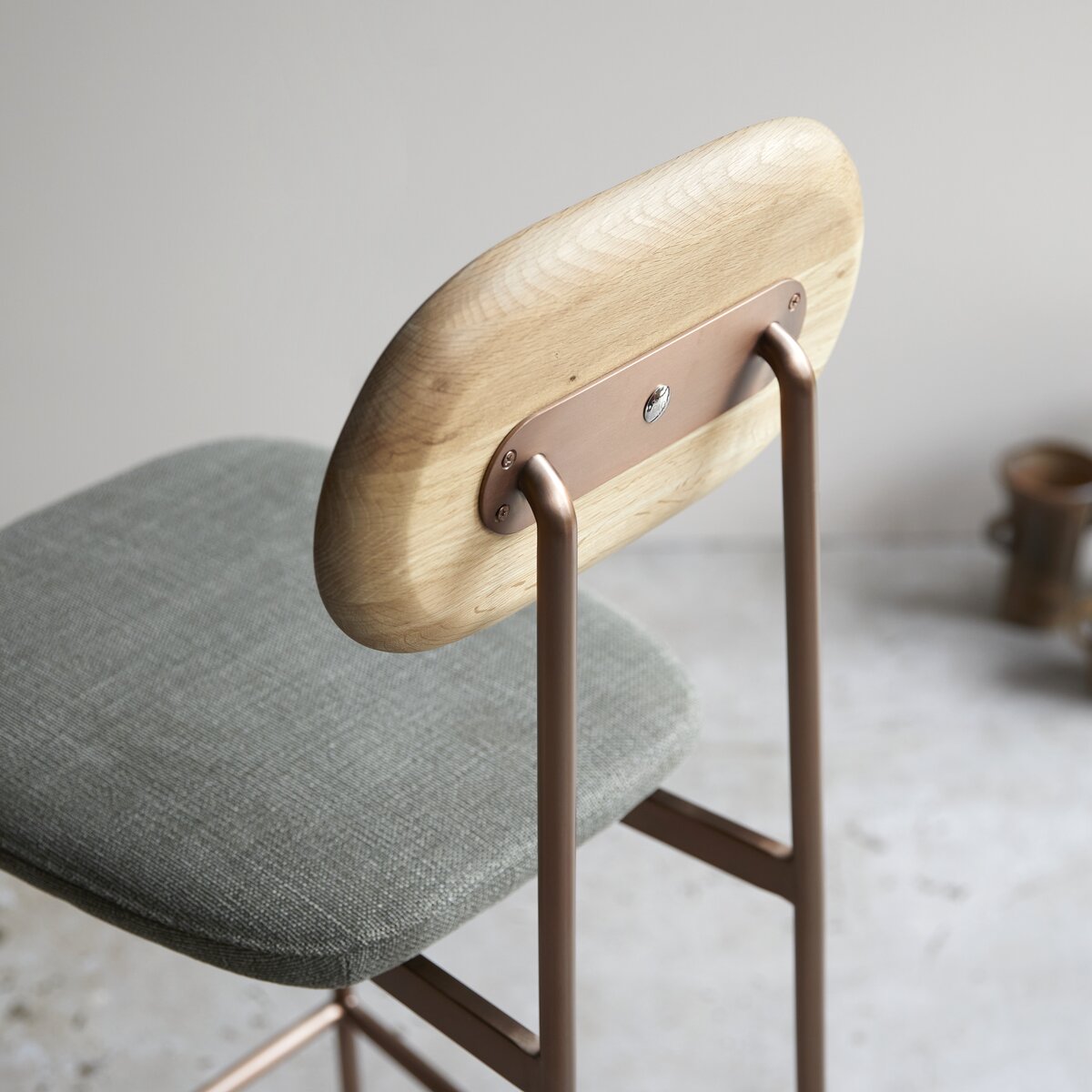 Yutapi - Chaise de bar linen green en chêne massif Yutapi - Chaise de bar linen green en chêne massif