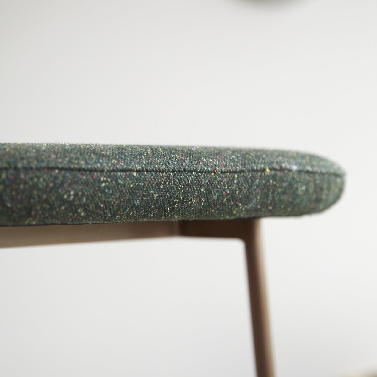 Yutapi - Chaise de bar kaki tweed en chêne massif Yutapi - Chaise de bar kaki tweed en chêne massif