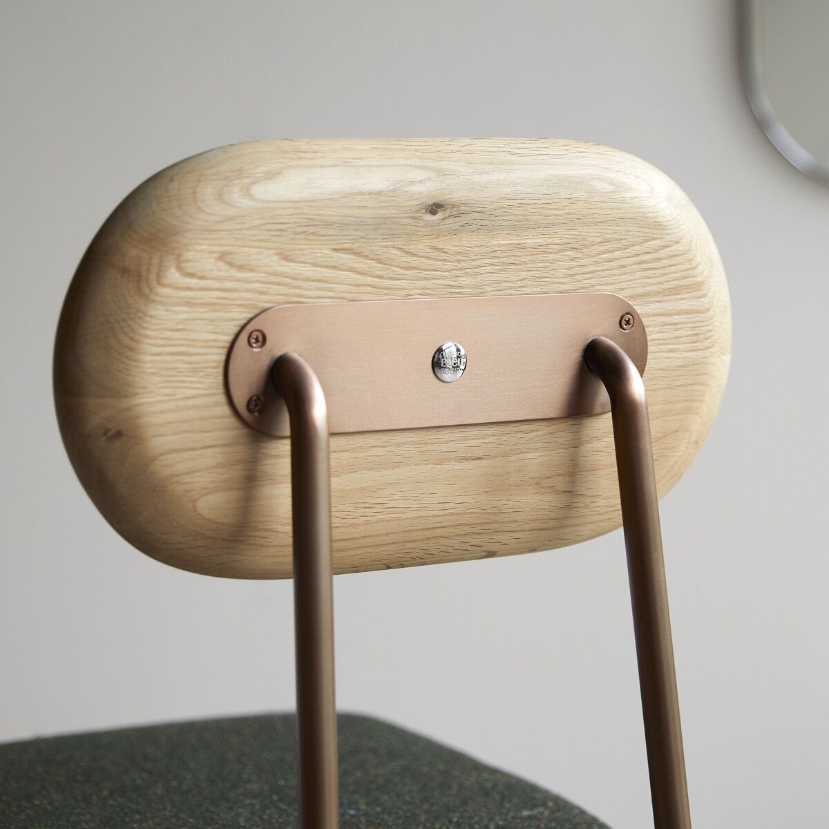 Yutapi - Chaise de bar kaki tweed en chêne massif Yutapi - Chaise de bar kaki tweed en chêne massif