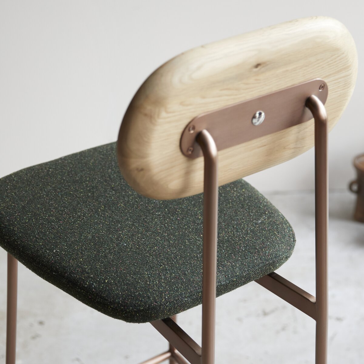 Yutapi - Chaise de bar kaki tweed en chêne massif Yutapi - Chaise de bar kaki tweed en chêne massif