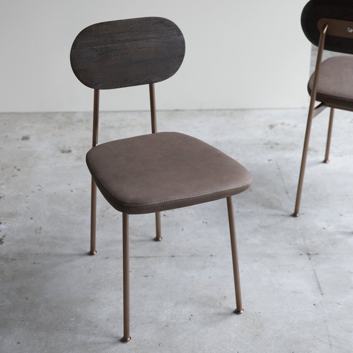 Yutapi - Chaise Mohawk choco en chêne massif Yutapi - Chaise Mohawk choco en chêne massif