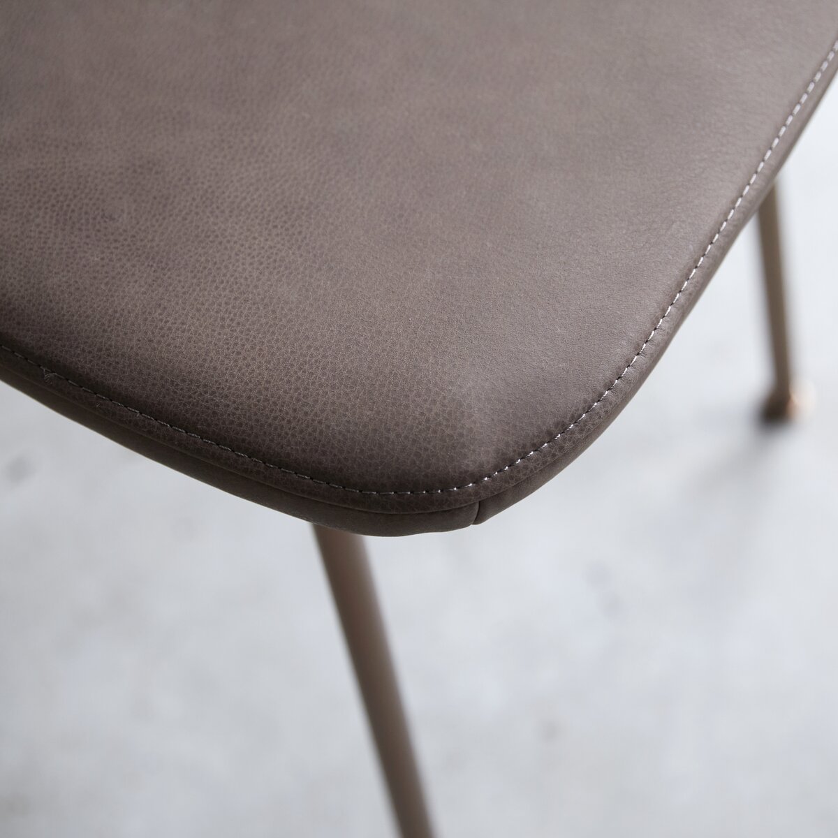 Yutapi - Chaise Mohawk choco en chêne massif Yutapi - Chaise Mohawk choco en chêne massif