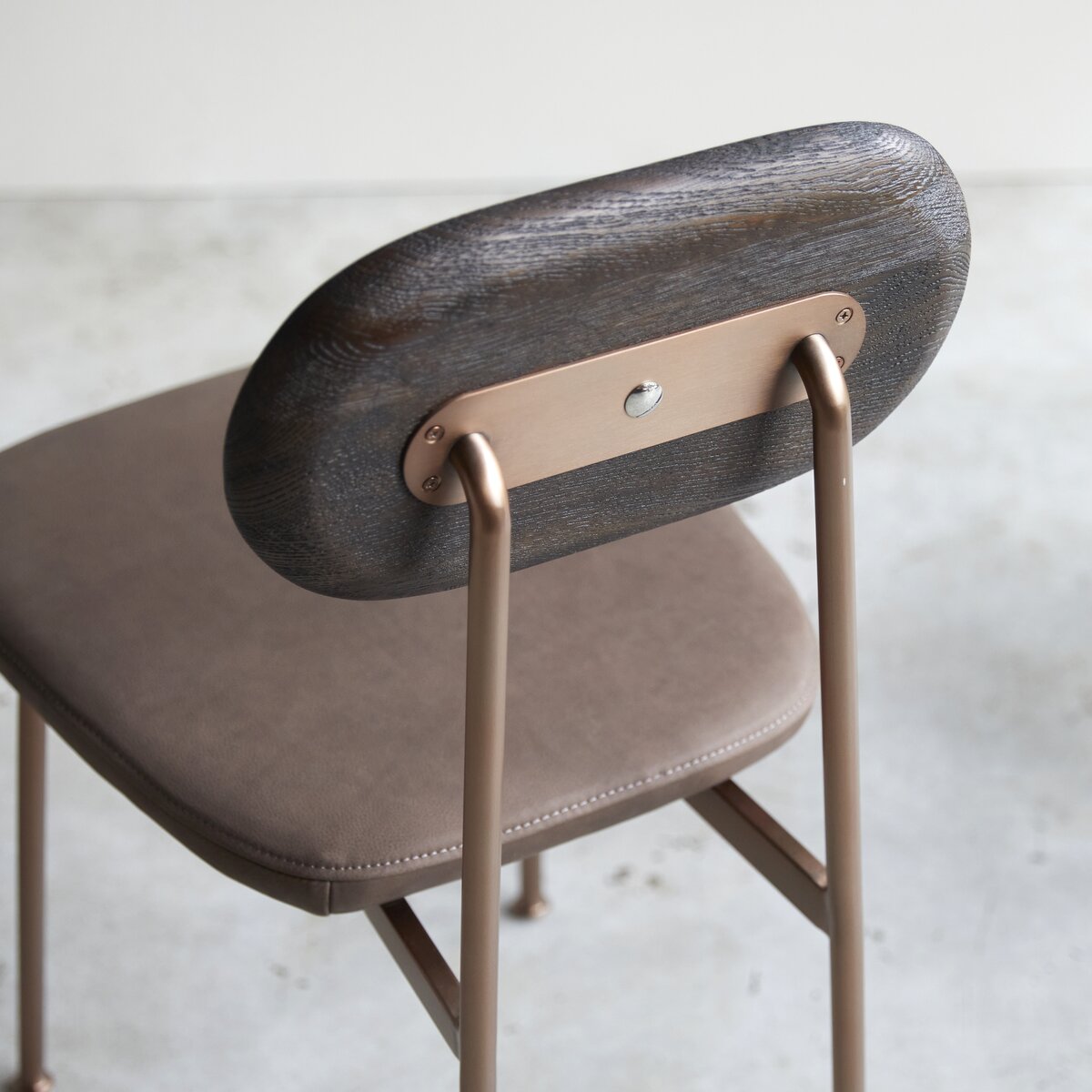 Yutapi - Chaise Mohawk choco en chêne massif Yutapi - Chaise Mohawk choco en chêne massif