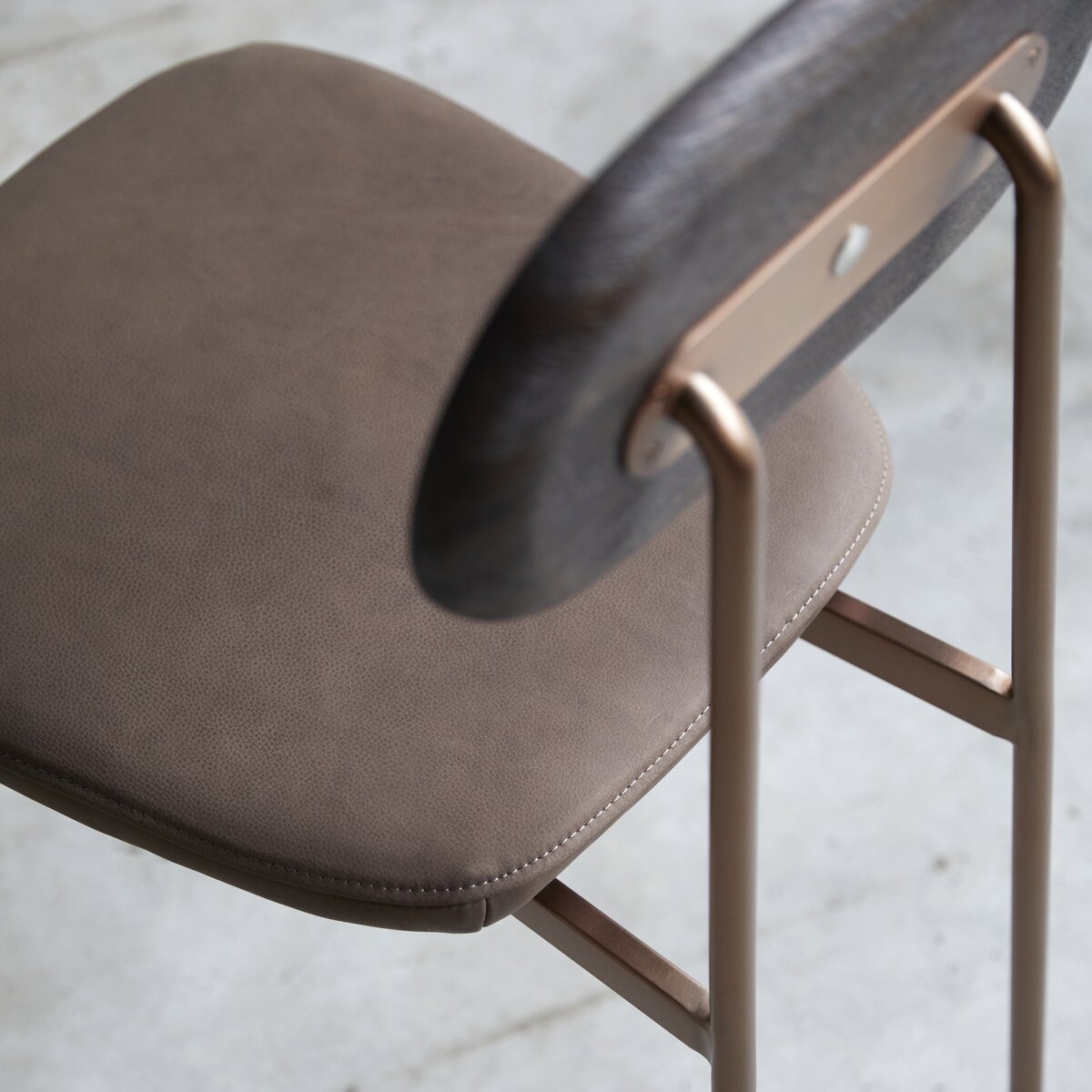 Yutapi - Chaise Mohawk choco en chêne massif Yutapi - Chaise Mohawk choco en chêne massif