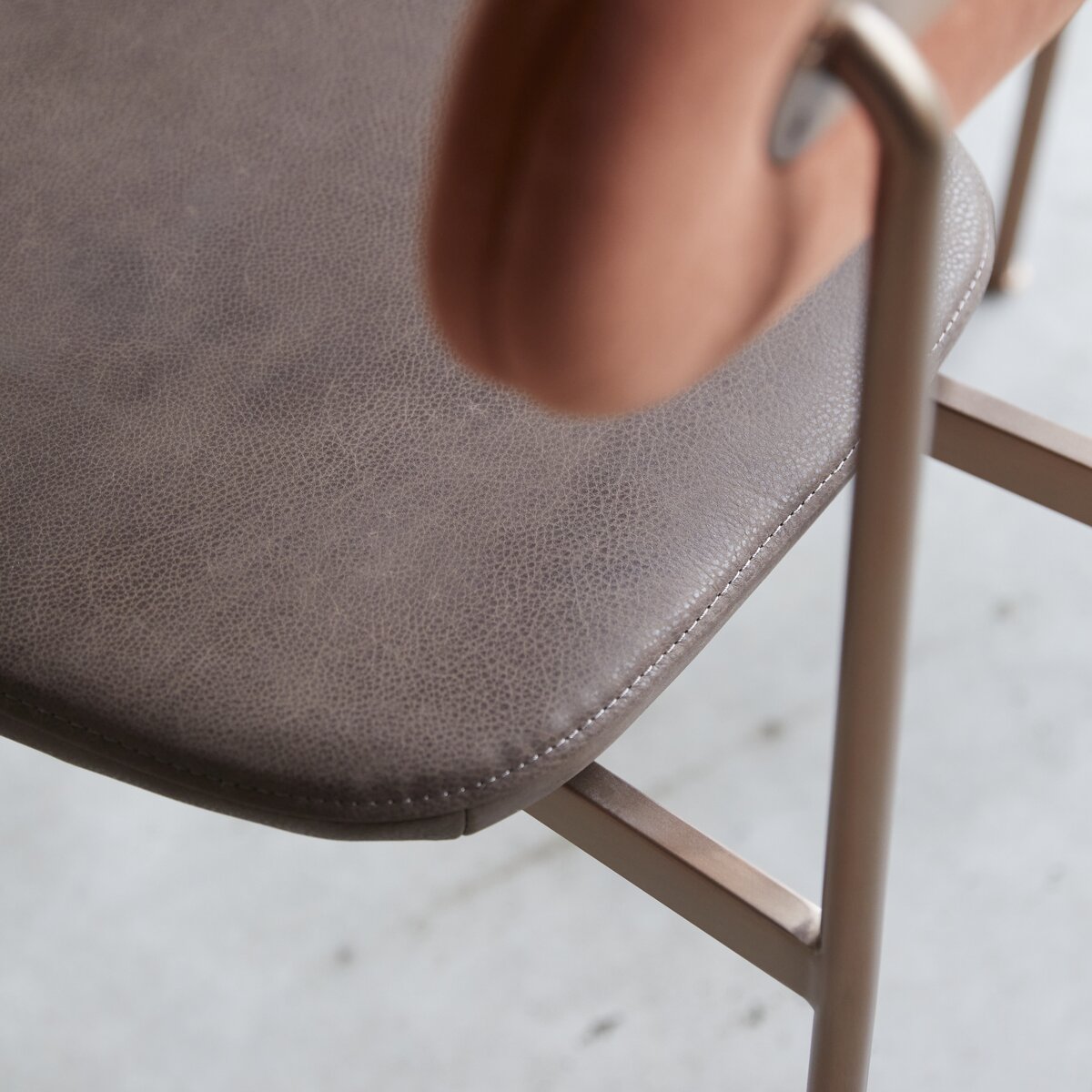 Yutapi - Chaise Sienna choco en cuir Yutapi - Chaise Sienna choco en cuir