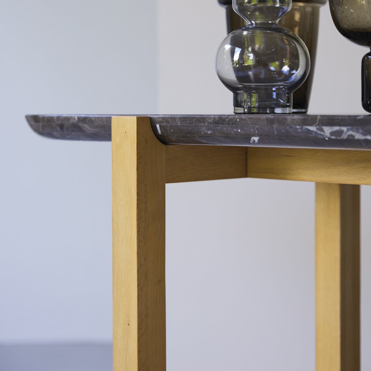 Stoneleaf - Konsole aus massivem Eichenholz und Marmor Stoneleaf - Konsole aus massivem Eichenholz und Marmor