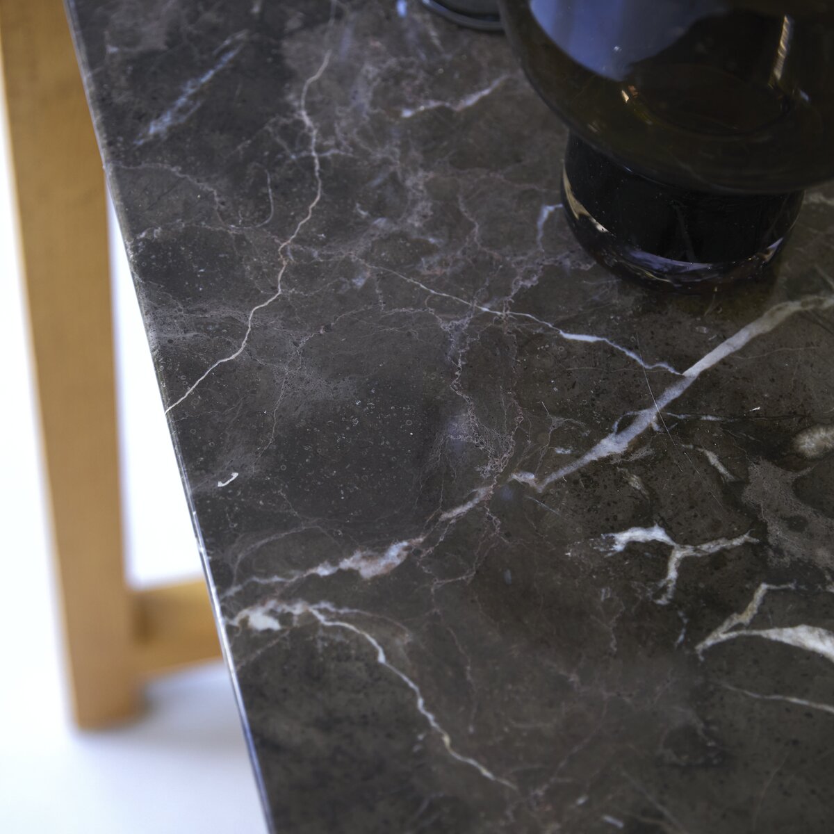 Stoneleaf - Konsole aus massivem Eichenholz und Marmor Stoneleaf - Konsole aus massivem Eichenholz und Marmor