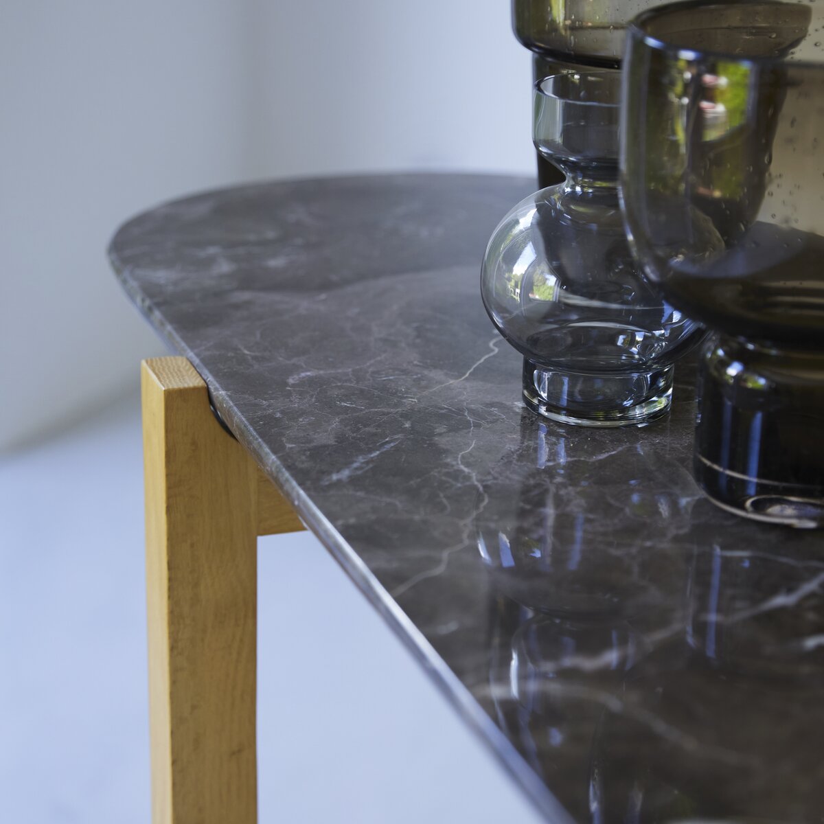 Stoneleaf - Konsole aus massivem Eichenholz und Marmor Stoneleaf - Konsole aus massivem Eichenholz und Marmor