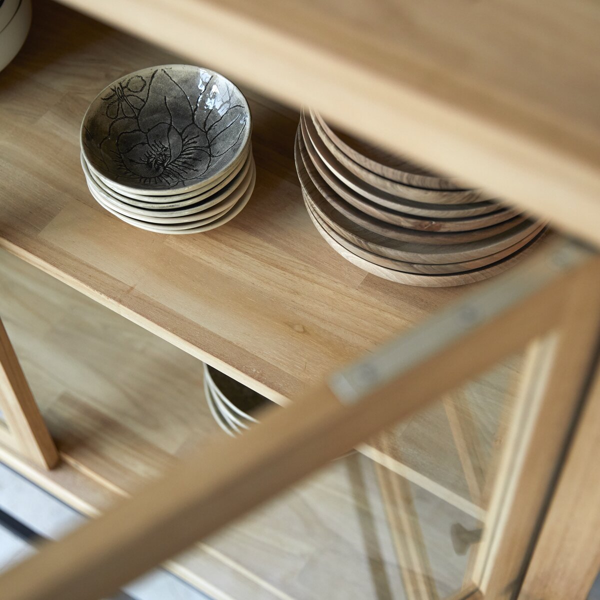 Babeth - Niedriger Vitrinenschrank aus massivem Teakholz Babeth - Niedriger Vitrinenschrank aus massivem Teakholz