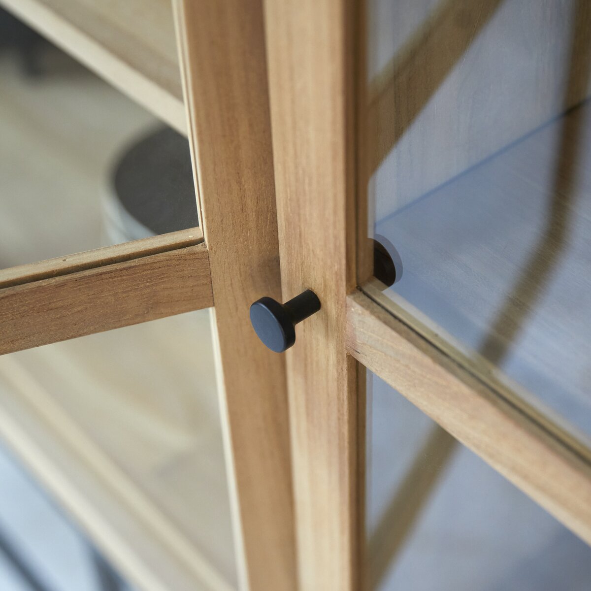 Babeth - Niedriger Vitrinenschrank aus massivem Teakholz Babeth - Niedriger Vitrinenschrank aus massivem Teakholz