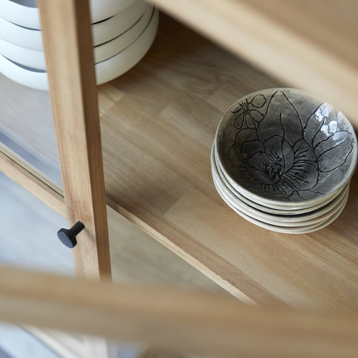 Babeth - Niedriger Vitrinenschrank aus massivem Teakholz Babeth - Niedriger Vitrinenschrank aus massivem Teakholz