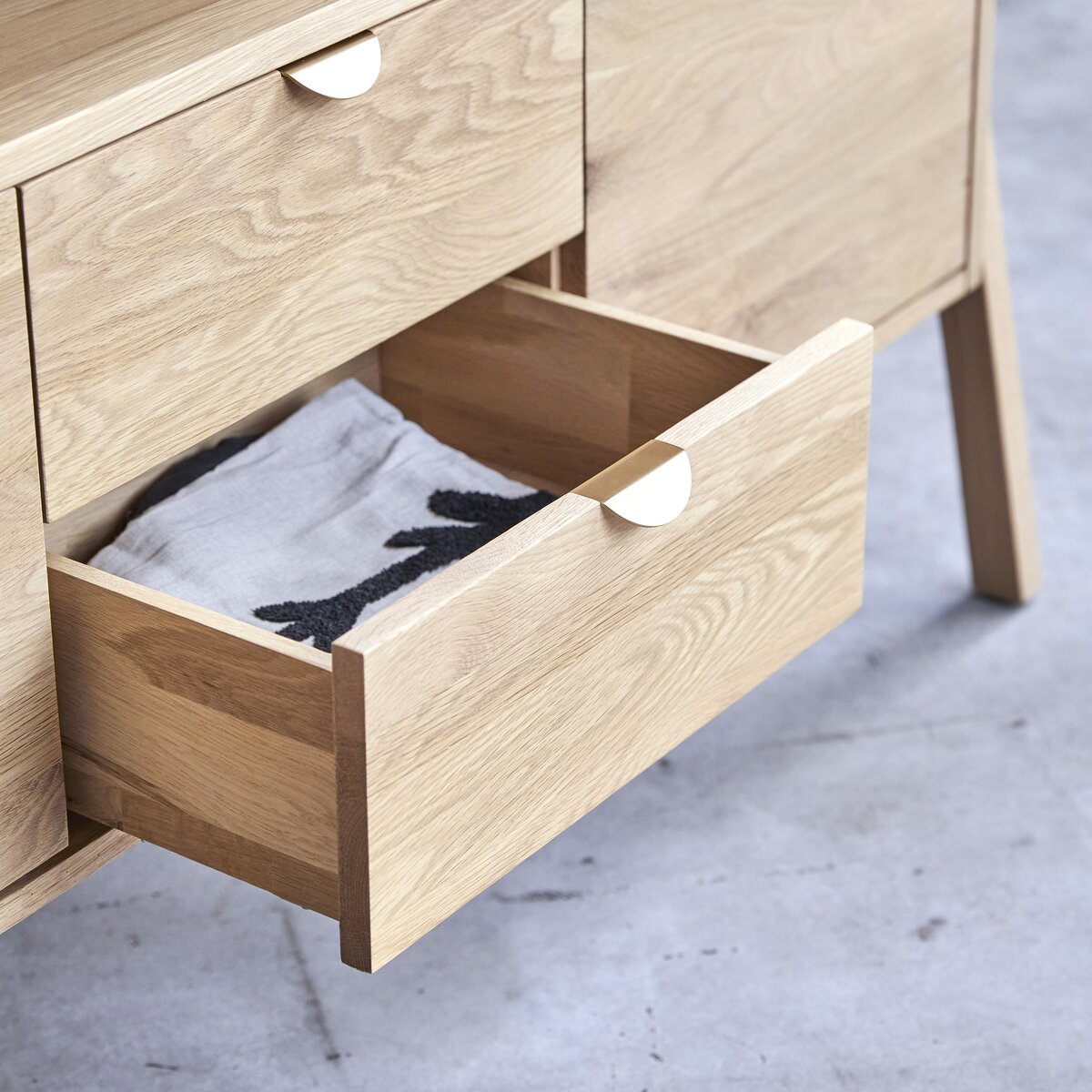 Pola - Buffet en chêne massif 140 cm Pola - Buffet en chêne massif 140 cm