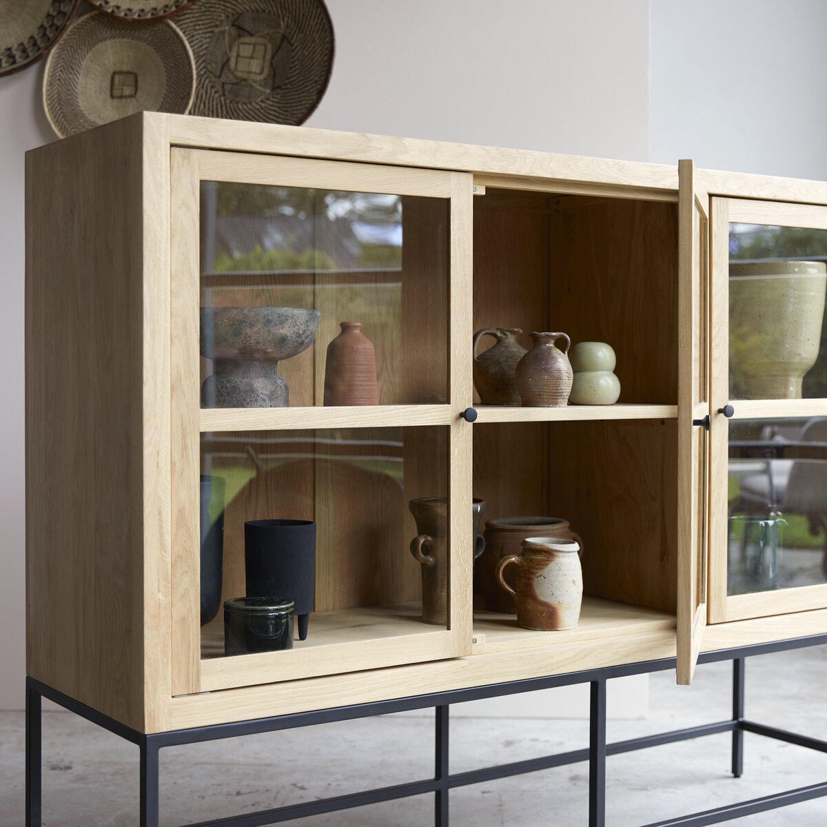 Credenza bassa etnica minimale in legno massiccio di Acacia naturale –