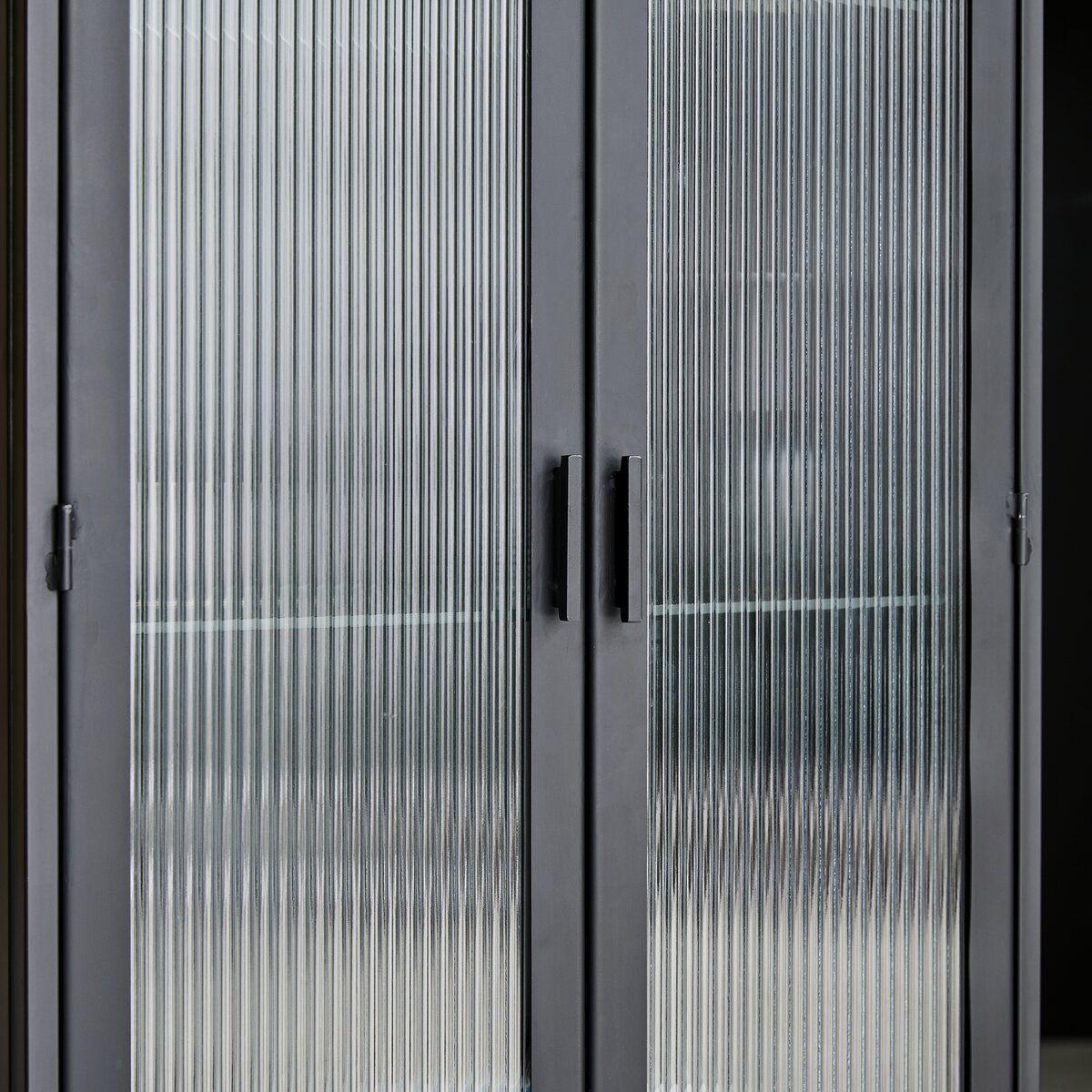 Emil - Hohe Vitrinenschrank aus Metall Emil - Hohe Vitrinenschrank aus Metall