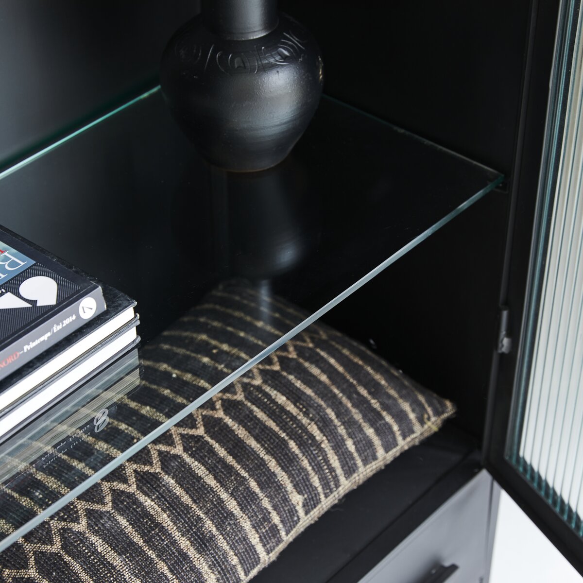 Emil - Hohe Vitrinenschrank aus Metall Emil - Hohe Vitrinenschrank aus Metall