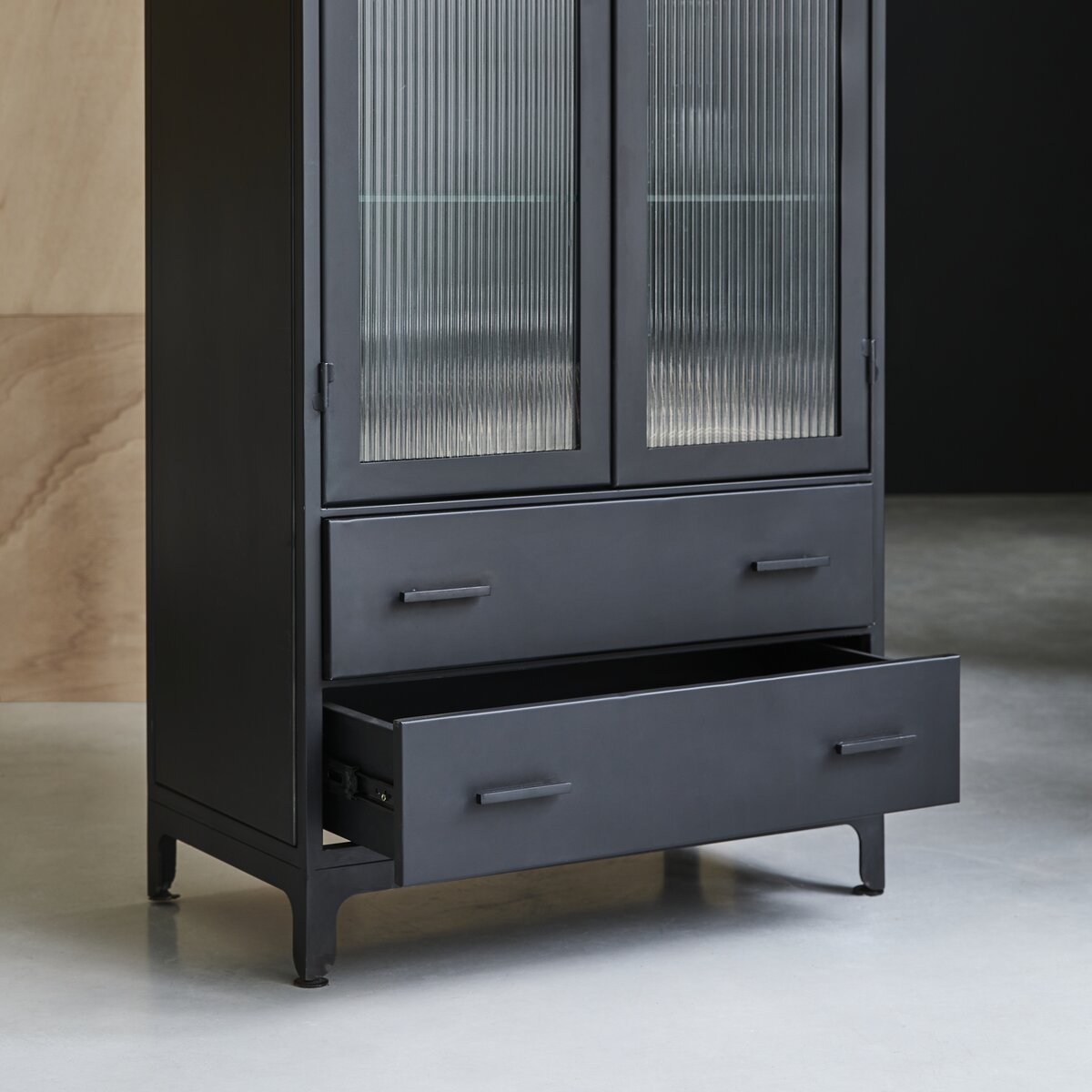 Emil - Hohe Vitrinenschrank aus Metall Emil - Hohe Vitrinenschrank aus Metall
