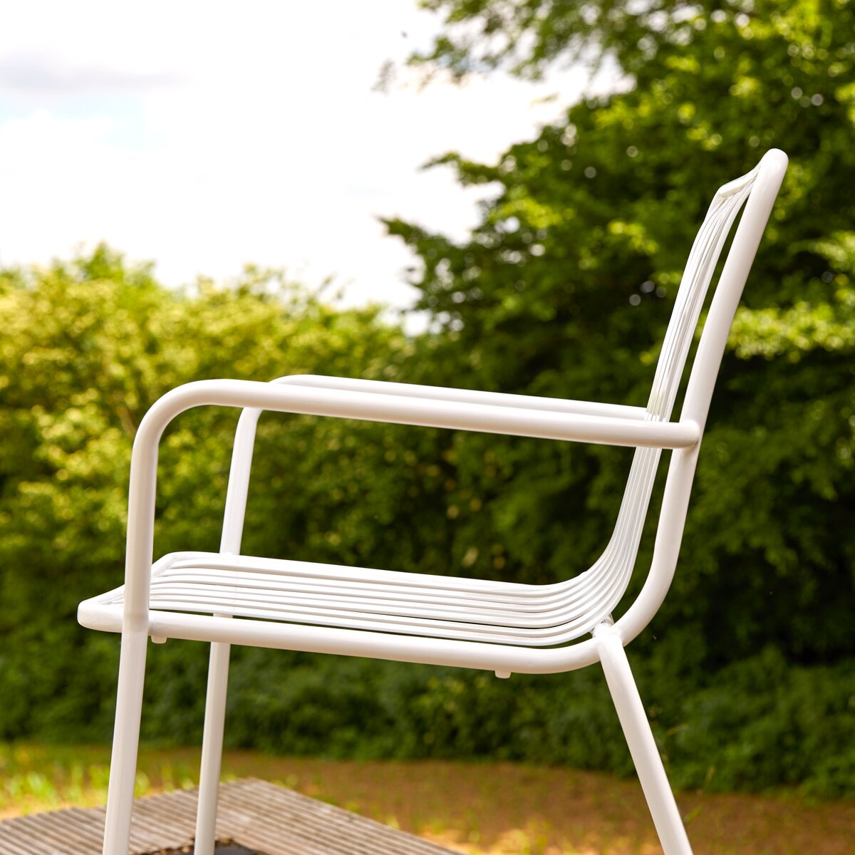 White metal chair with armrests - Garden furniture - Tikamoon