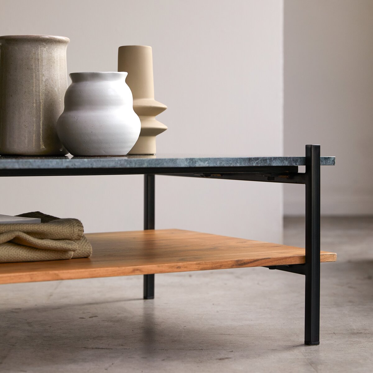 Edit - Table basse en acacia massif et marbre Edit - Table basse en acacia massif et marbre