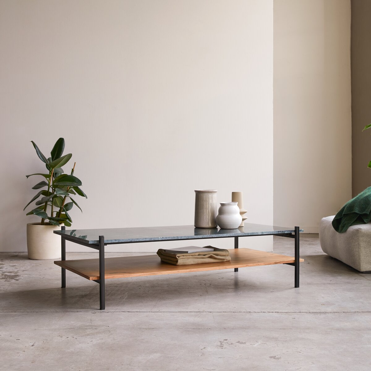 Edit - Table basse en acacia massif et marbre Edit - Table basse en acacia massif et marbre