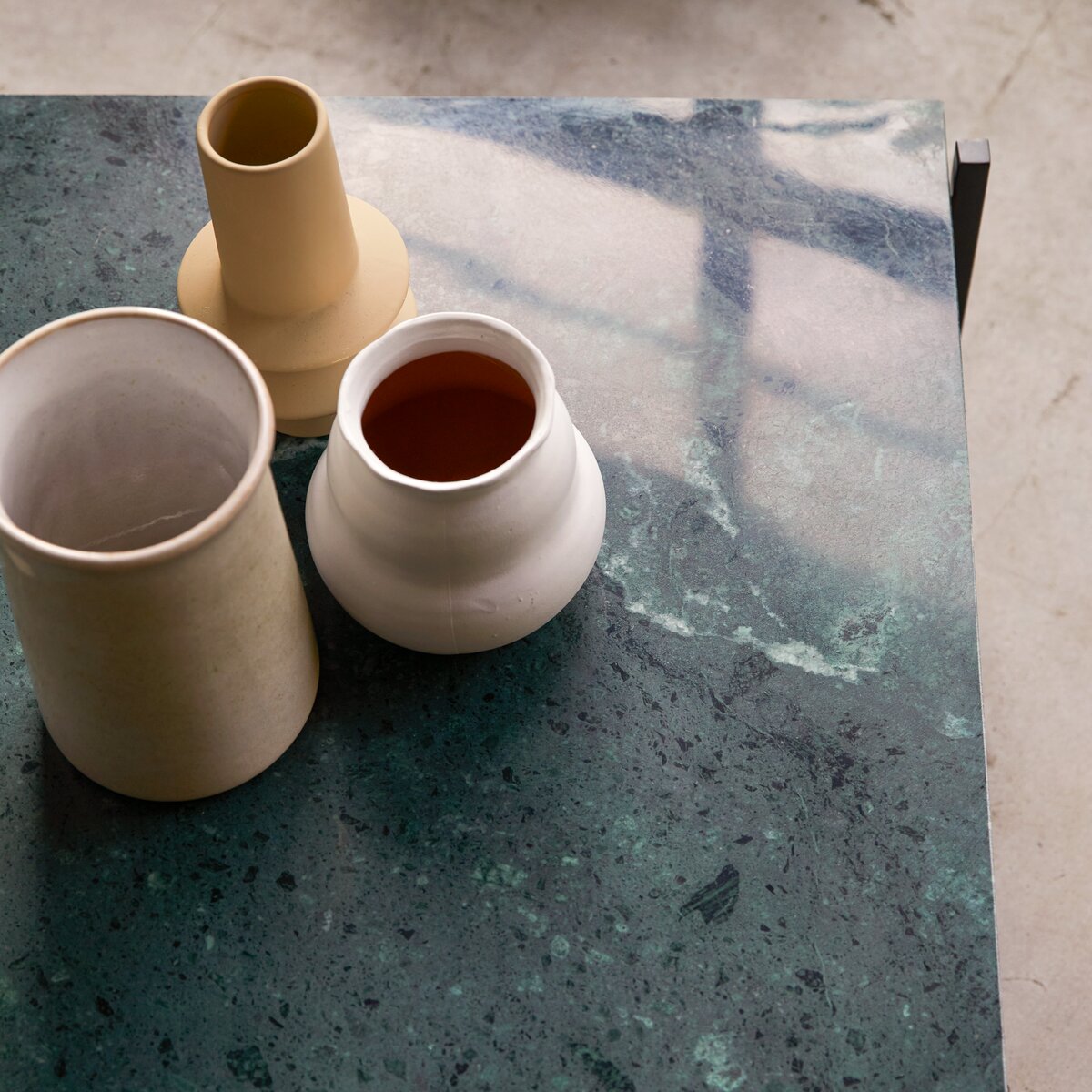 Edit - Table basse en acacia massif et marbre Edit - Table basse en acacia massif et marbre