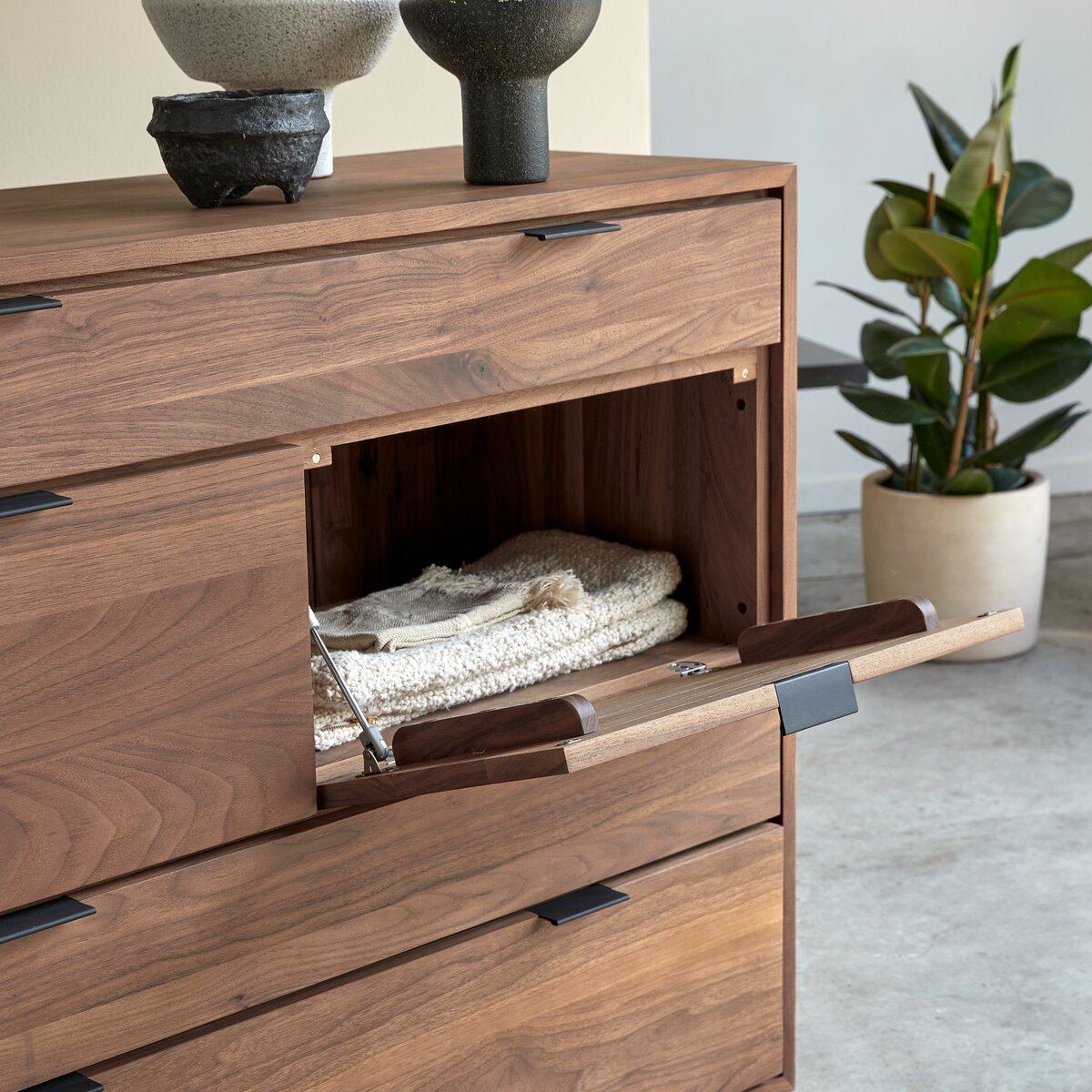 Senson - Kommode aus massivem Nussbaum Senson - Kommode aus massivem Nussbaum