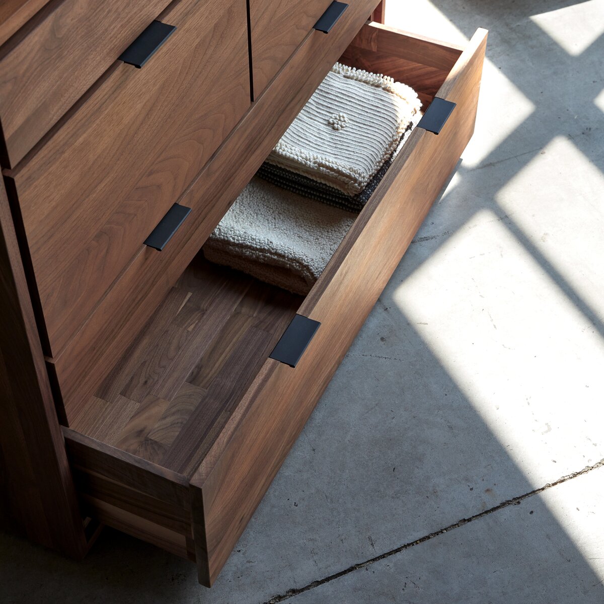 Senson - Kommode aus massivem Nussbaum Senson - Kommode aus massivem Nussbaum