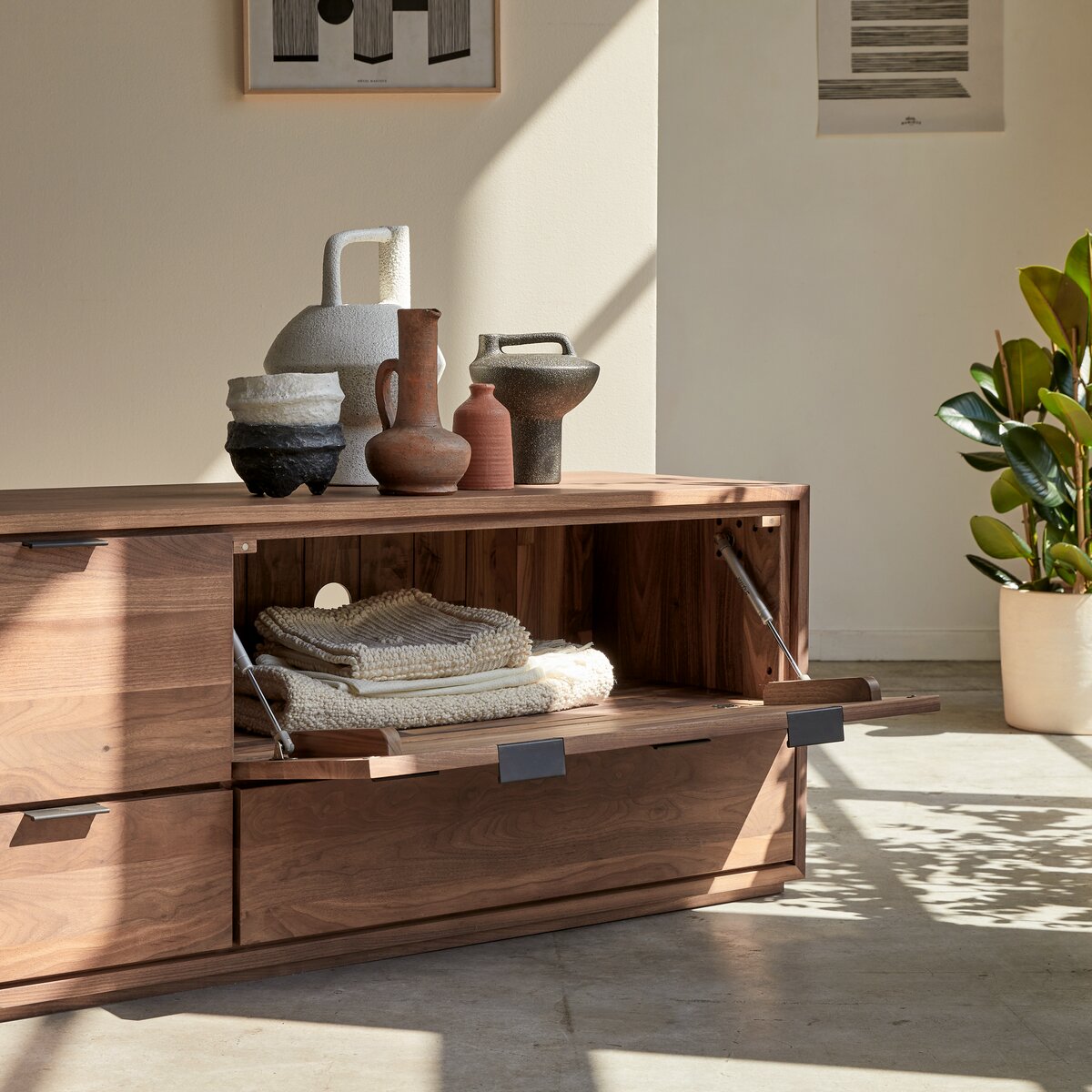 Senson - Meuble TV en noyer massif 180 cm Senson - Meuble TV en noyer massif 180 cm