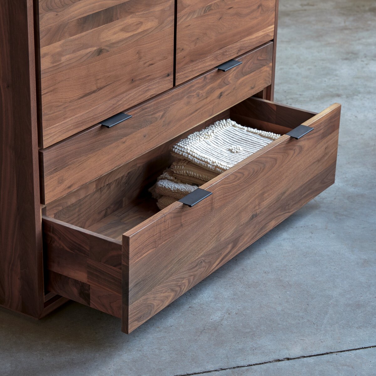 Senson - Armoire de rangement en noyer massif Senson - Armoire de rangement en noyer massif