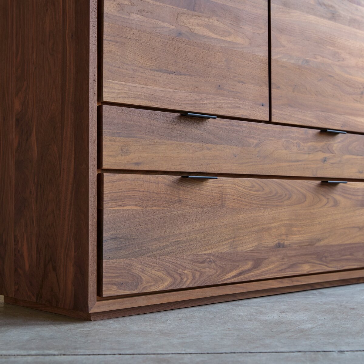 Senson - Armoire de rangement en noyer massif Senson - Armoire de rangement en noyer massif