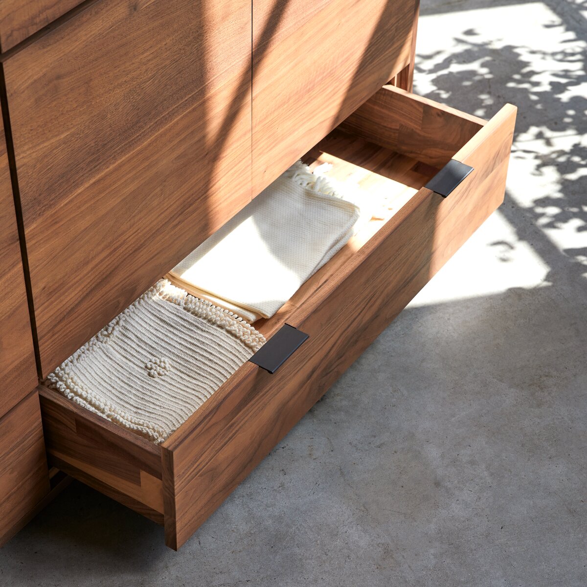 Senson - Credenza in noce massello 200 cm Senson - Credenza in noce massello 200 cm