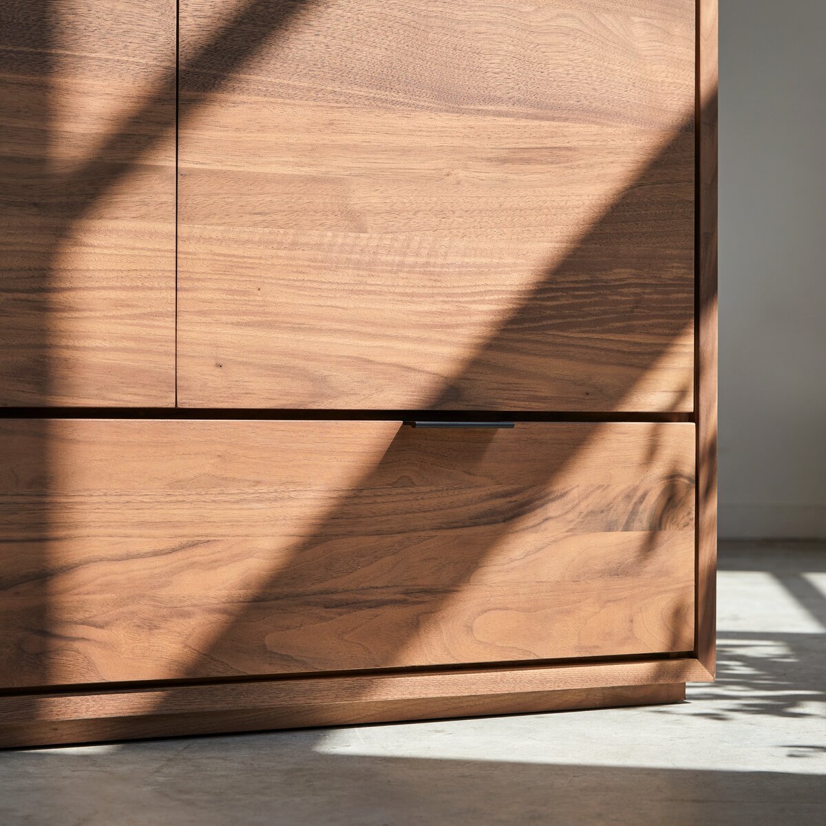 Senson - Credenza in noce massello 200 cm Senson - Credenza in noce massello 200 cm