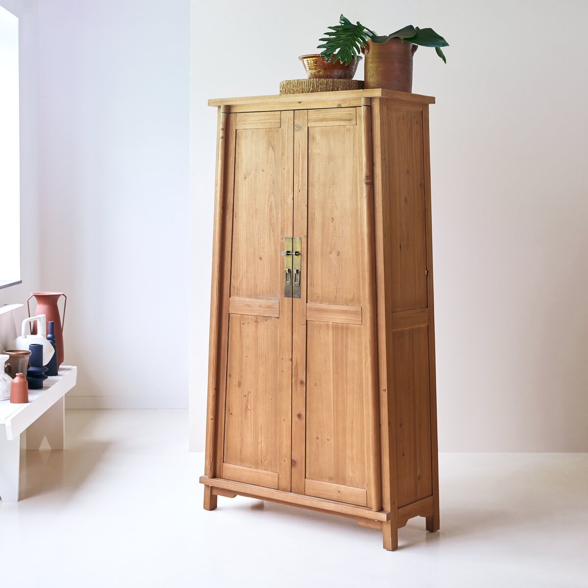 Yuki - Armoire en pin massif recyclé Yuki - Armoire en pin massif recyclé