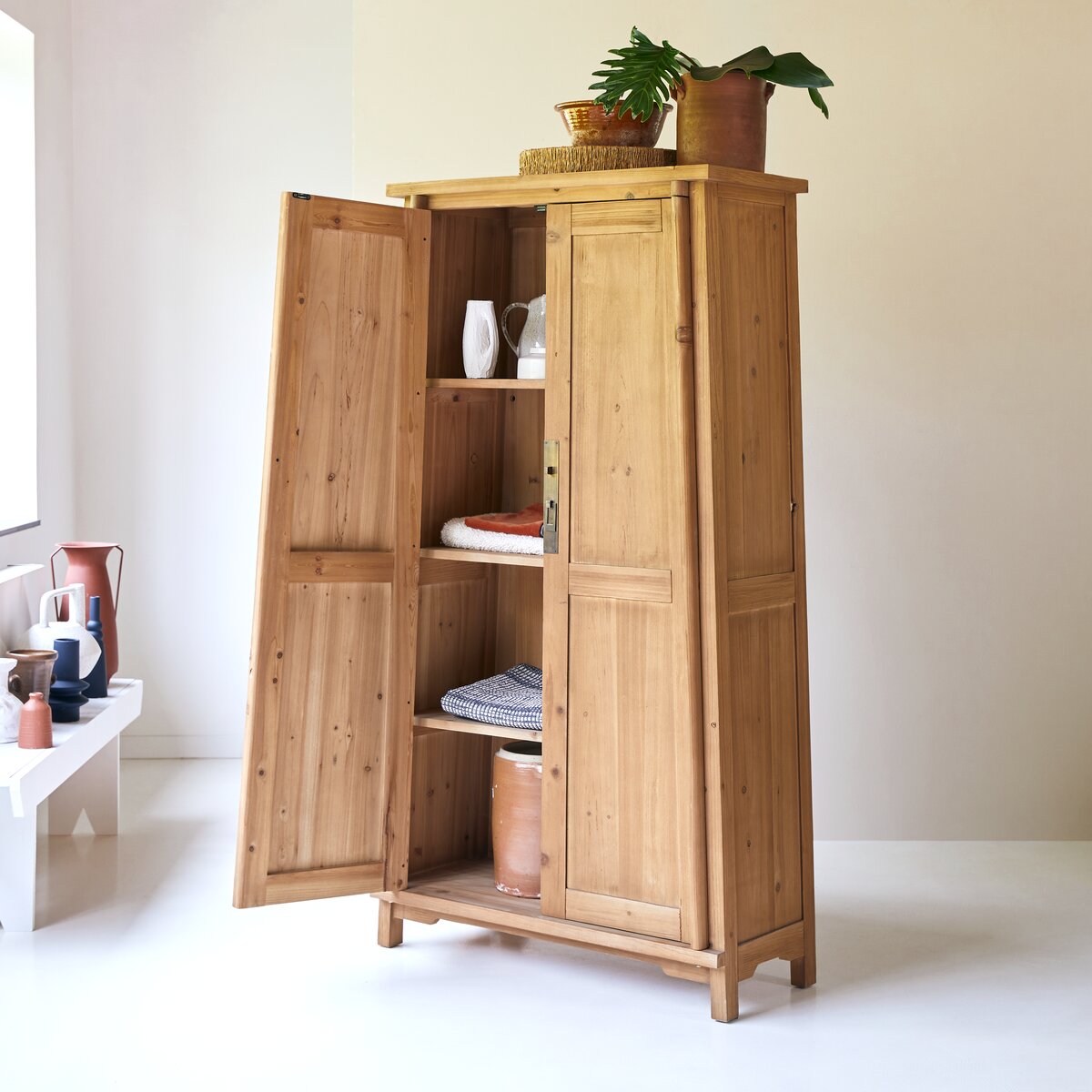 Yuki - Armoire en pin massif recyclé Yuki - Armoire en pin massif recyclé