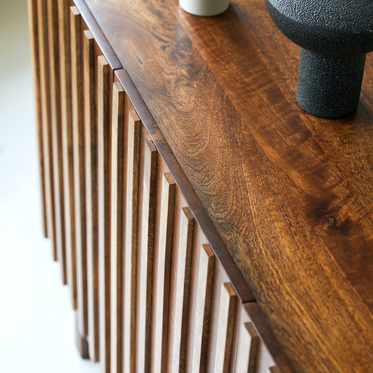 Milo - Sideboard aus massivem Mangoholz Milo - Sideboard aus massivem Mangoholz