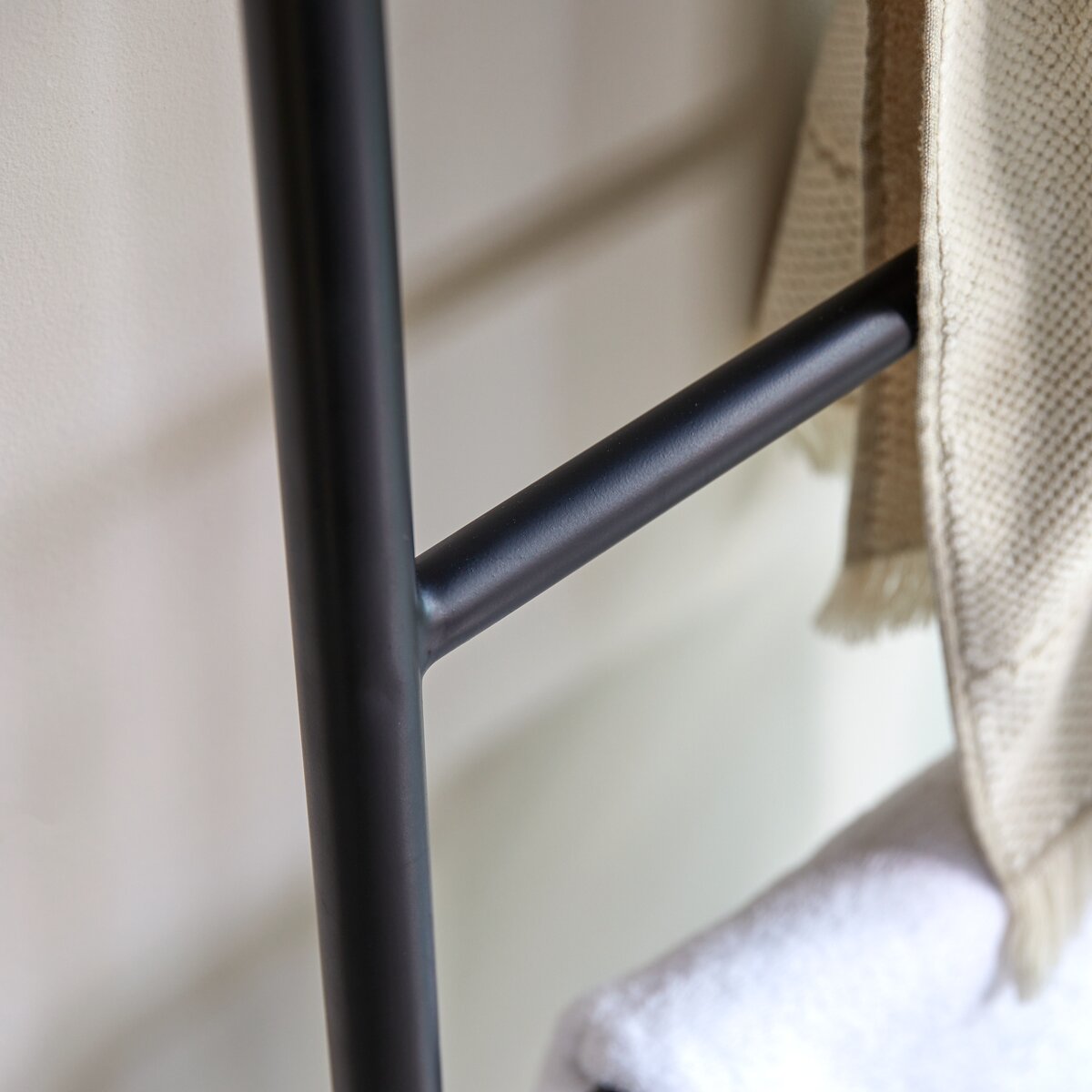 Elio - Porte serviette en métal avec miroir Elio - Porte serviette en métal avec miroir