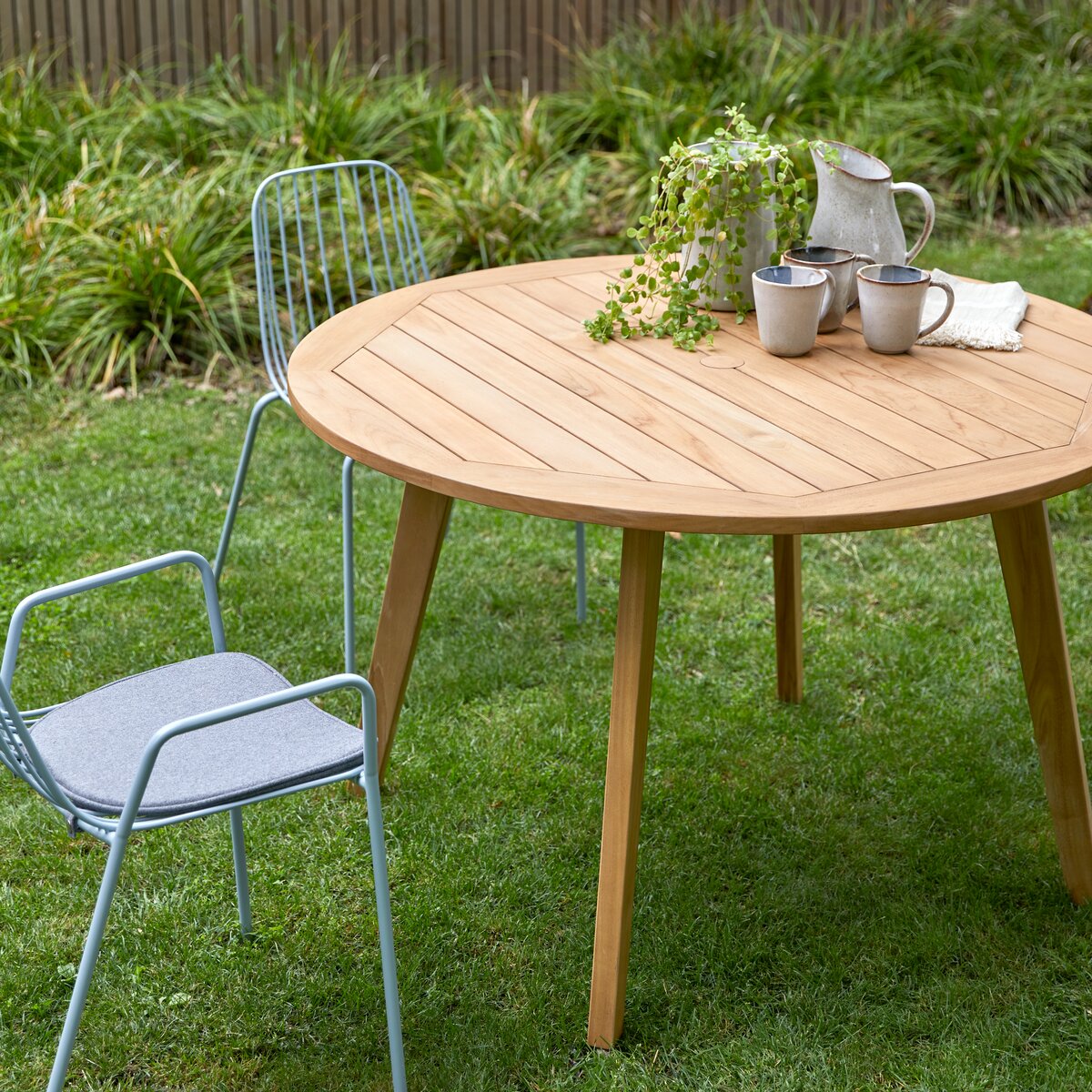 Table de jardin pliante et ronde 130 cm en bois massif, haut de gamme