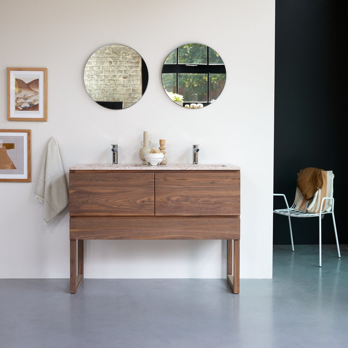Edgar - Badezimmerschrank aus Nussbaum massiv und rosa Premium-Terrazzo 120 cm Edgar - Badezimmerschrank aus Nussbaum massiv und rosa Premium-Terrazzo 120 cm