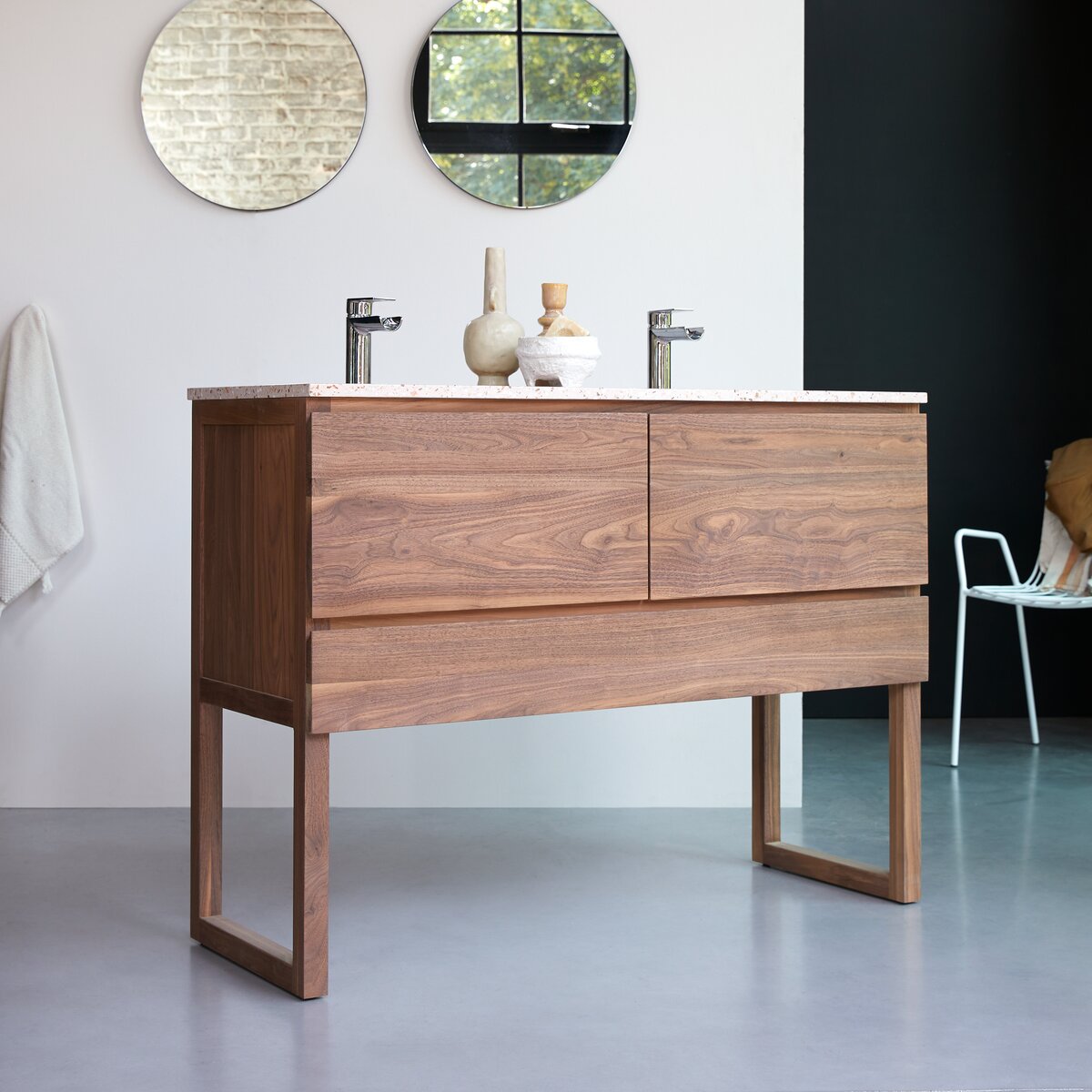 Edgar - Badezimmerschrank aus Nussbaum massiv und rosa Premium-Terrazzo 120 cm Edgar - Badezimmerschrank aus Nussbaum massiv und rosa Premium-Terrazzo 120 cm