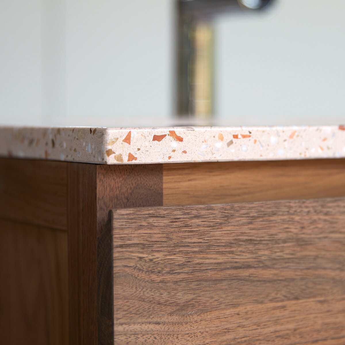Edgar - Badezimmerschrank aus Nussbaum massiv und rosa Premium-Terrazzo 120 cm Edgar - Badezimmerschrank aus Nussbaum massiv und rosa Premium-Terrazzo 120 cm