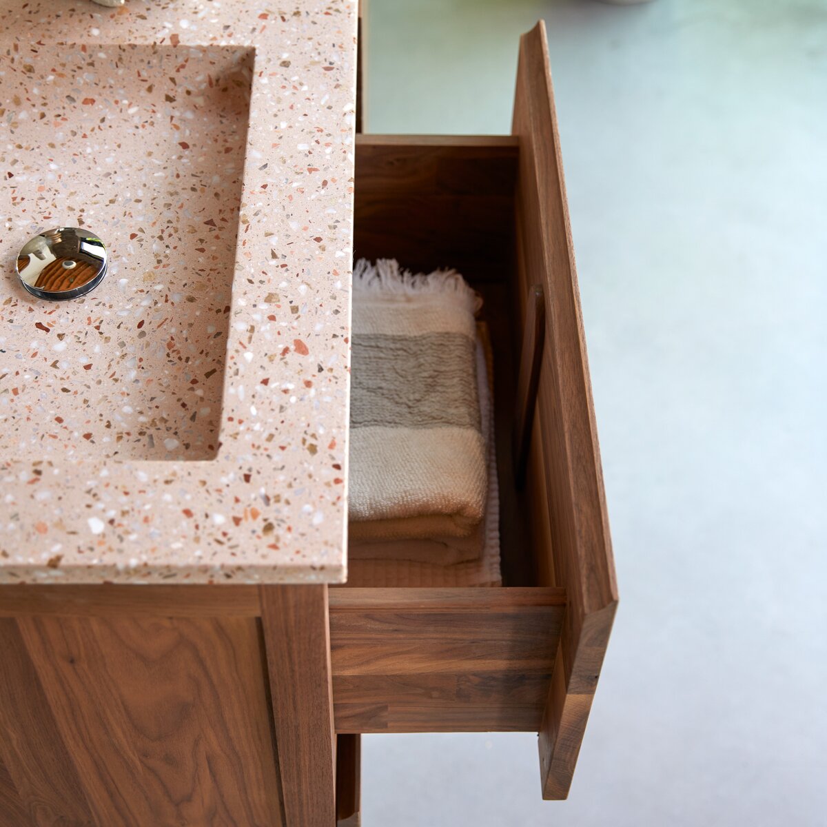 Edgar - Badezimmerschrank aus Nussbaum massiv und rosa Premium-Terrazzo 120 cm Edgar - Badezimmerschrank aus Nussbaum massiv und rosa Premium-Terrazzo 120 cm