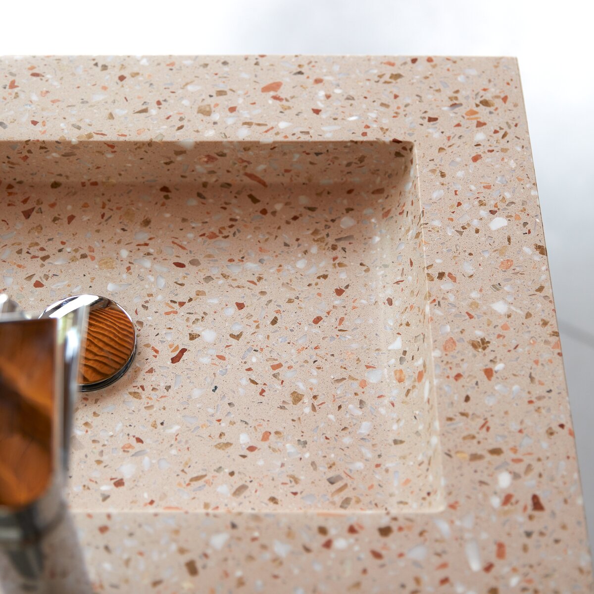 Edgar - Badezimmerschrank aus Nussbaum massiv und rosa Premium-Terrazzo 120 cm Edgar - Badezimmerschrank aus Nussbaum massiv und rosa Premium-Terrazzo 120 cm