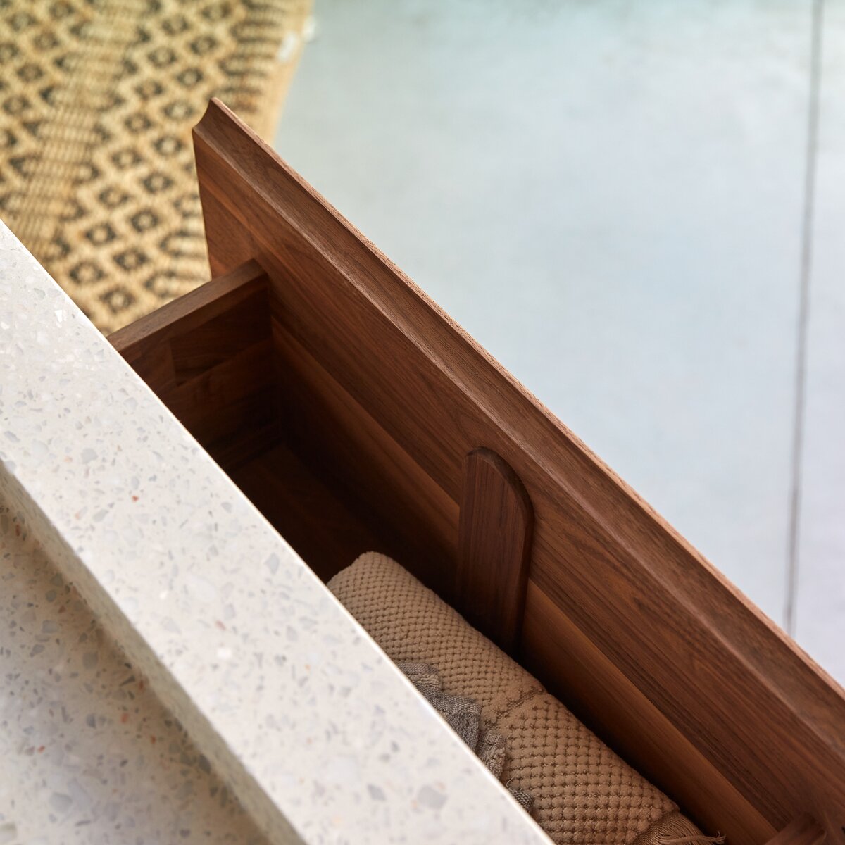 Edgar - Meuble salle de bain en noyer massif et terrazzo premium Moon 120 cm Edgar - Meuble salle de bain en noyer massif et terrazzo premium Moon 120 cm