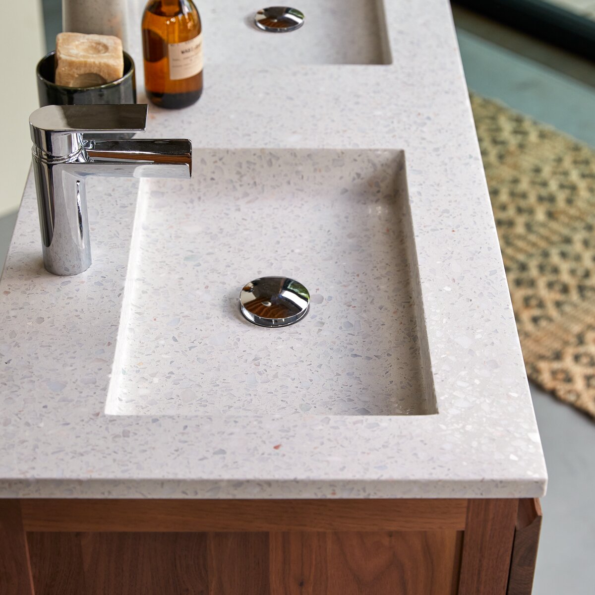 Edgar - Meuble salle de bain en noyer massif et terrazzo premium Moon 120 cm Edgar - Meuble salle de bain en noyer massif et terrazzo premium Moon 120 cm