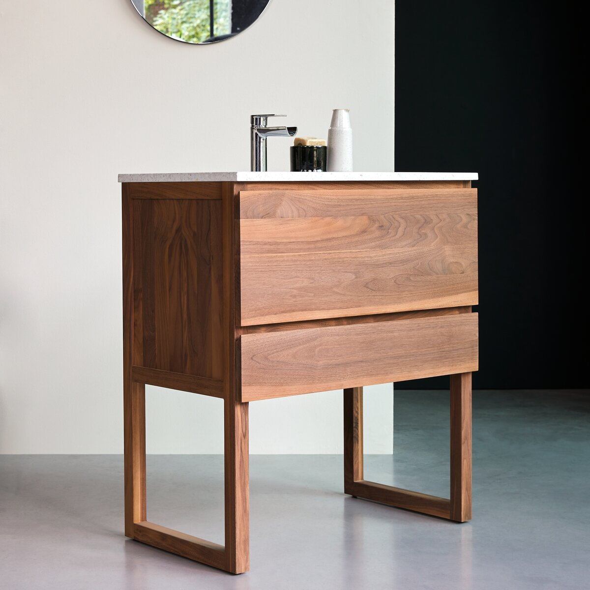 Edgar - Badezimmerschrank aus Nussbaum massiv und Premium-Terrazzo Moon 80 cm Edgar - Badezimmerschrank aus Nussbaum massiv und Premium-Terrazzo Moon 80 cm