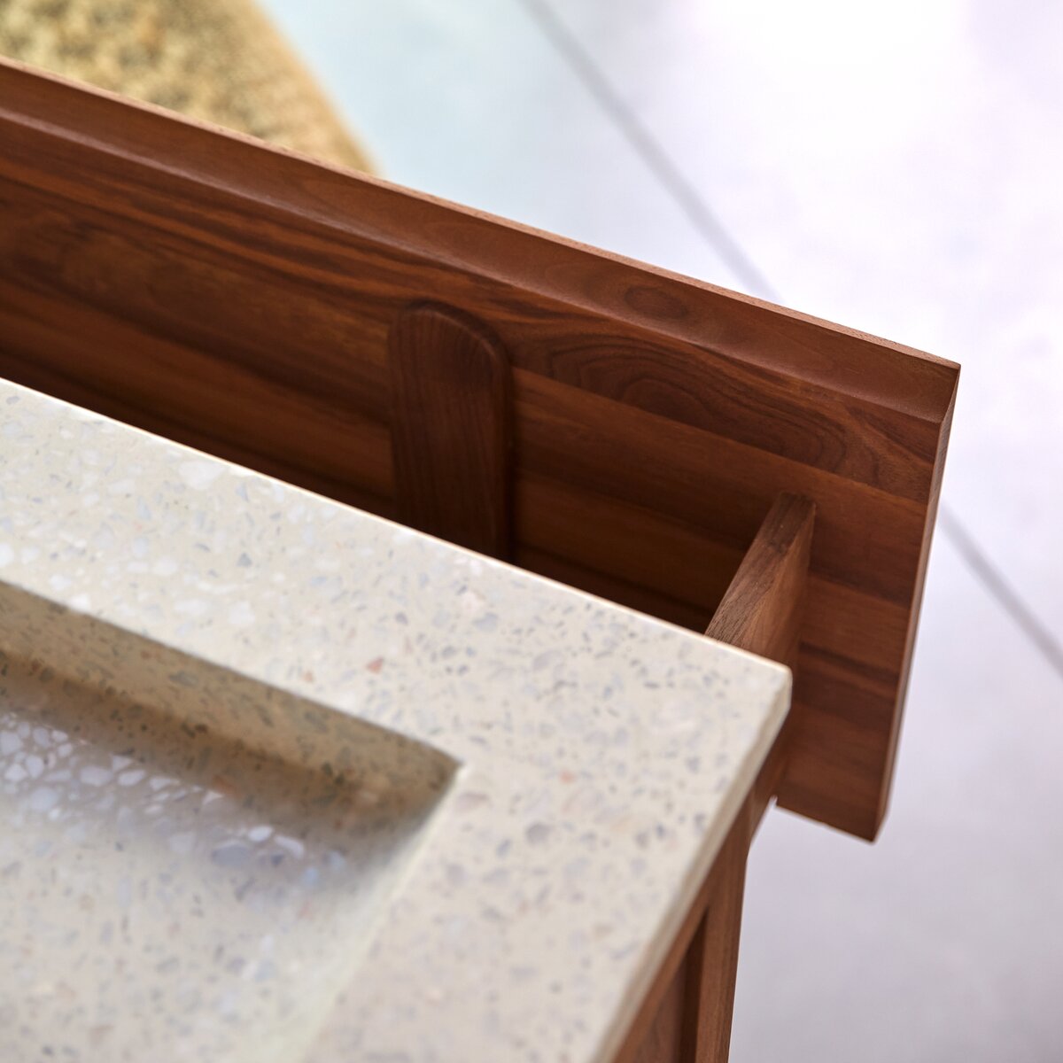 Edgar - Badezimmerschrank aus Nussbaum massiv und Premium-Terrazzo Moon 80 cm Edgar - Badezimmerschrank aus Nussbaum massiv und Premium-Terrazzo Moon 80 cm