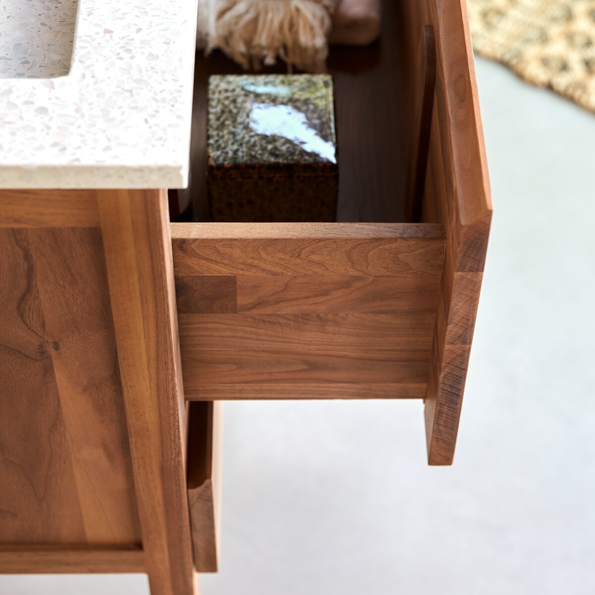 Edgar - Badezimmerschrank aus Nussbaum massiv und Premium-Terrazzo Moon 80 cm Edgar - Badezimmerschrank aus Nussbaum massiv und Premium-Terrazzo Moon 80 cm