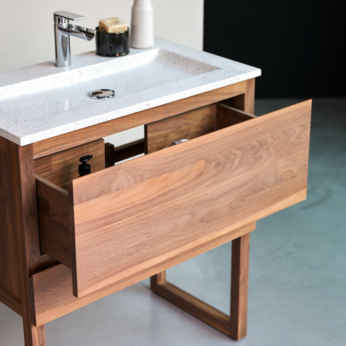 Meuble de salle de bain 2 portes en bois avec vasque en terrazzo