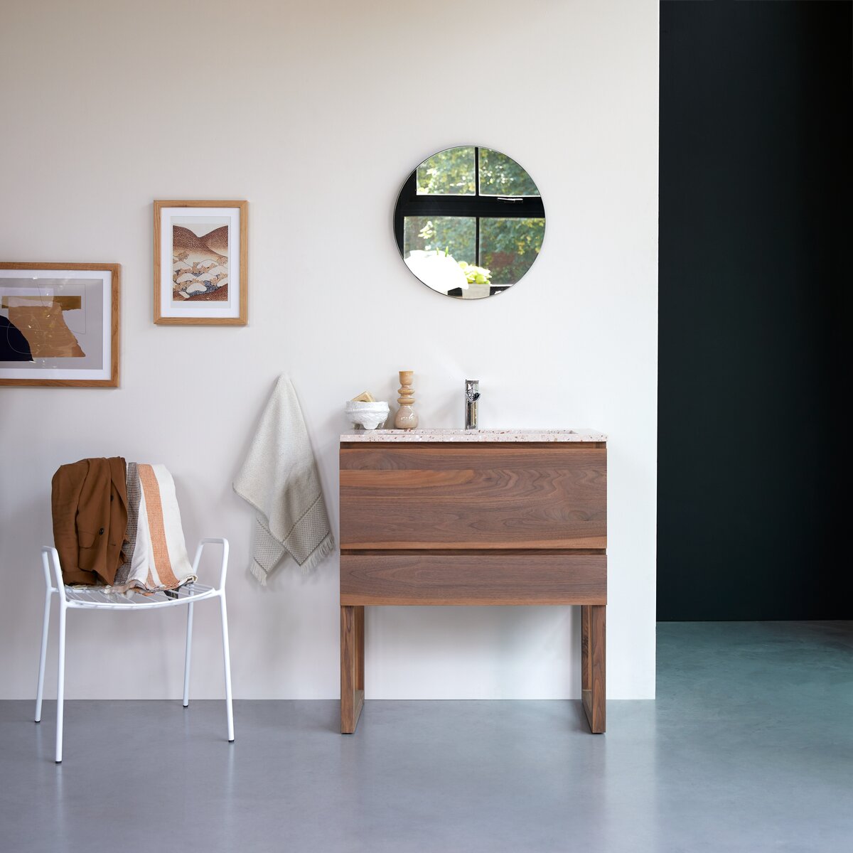 Edgar - Badezimmerschrank aus Nussbaum massiv und rosa Premium-Terrazzo 80 cm Edgar - Badezimmerschrank aus Nussbaum massiv und rosa Premium-Terrazzo 80 cm
