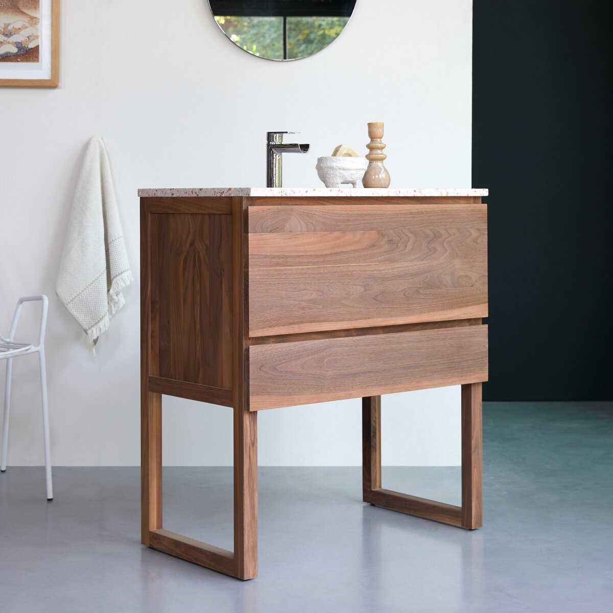 Edgar - Badezimmerschrank aus Nussbaum massiv und rosa Premium-Terrazzo 80 cm Edgar - Badezimmerschrank aus Nussbaum massiv und rosa Premium-Terrazzo 80 cm